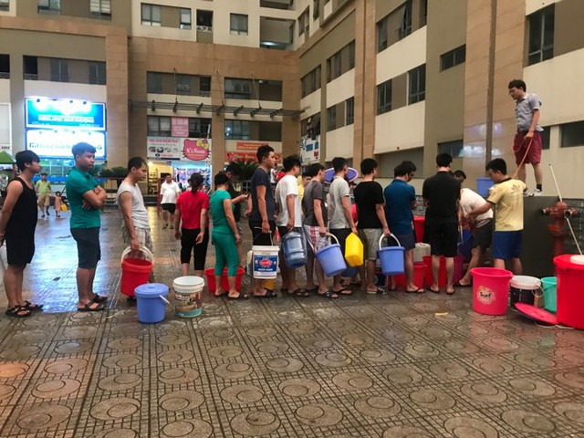 
Cảnh người dân xếp hàng trực lấy nước là hình ảnh quen thuộc nhiều ngày qua tại KĐT Tân Tây Đô
