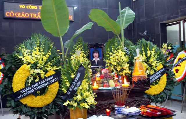 Trưa và đầu giờ chiều ngày 3/5, lễ tang cô giáo Trần Thị Quỳnh - nạn nhân trong vụ tai nạn giao thông tại hầm Kim Liên rạng sáng ngày 1/5 được gia đình tổ chức.
