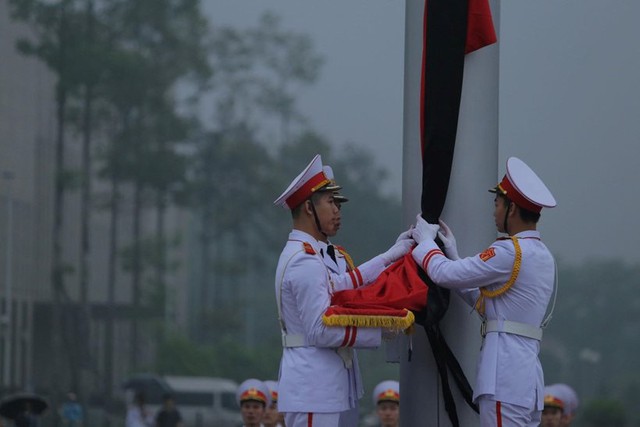 
Lễ thượng cờ rủ Quốc tang nguyên Chủ tịch nước, đại tướng Lê Đức Anh. Ảnh: Trần Cường
