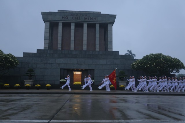 Đúng 5h45 (3/5), nghi lễ treo băng tang lên lá Quốc kỳ tại quảng trường Ba Đình, trước Lăng Chủ tịch Hồ Chí Minh ở Hà Nội đã diễn ra.