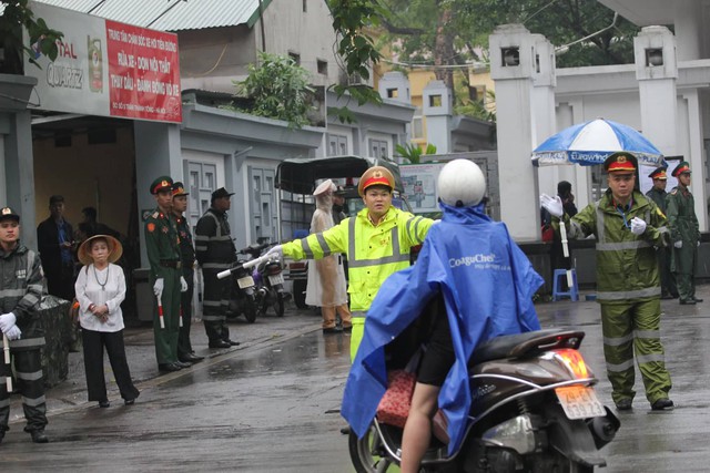 Lực lượng an ninh phân luồng đảm bảo giao thông tại đường Lê Thánh Tông vào khu vực nhà tang lễ.