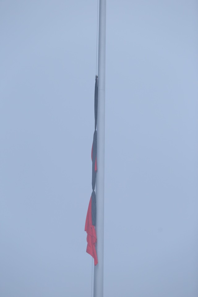Lá cờ rủ được treo đến điểm 2/3 cột cờ thay vì treo cao như ngày thường.