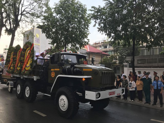 Đoàn xe dừng trước nhà Đại tướng Lê Đức Anh. Ảnh: Nguyễn Khoát