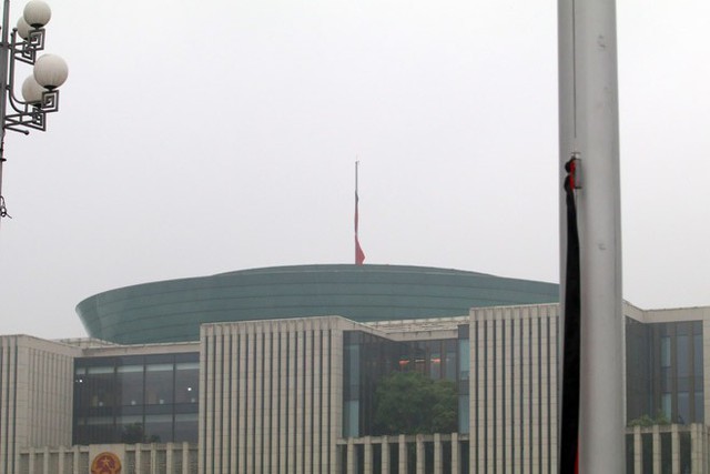 Cùng lúc đó tại tòa nhà Quốc hội, cờ rủ Quốc tang cũng được treo lên.