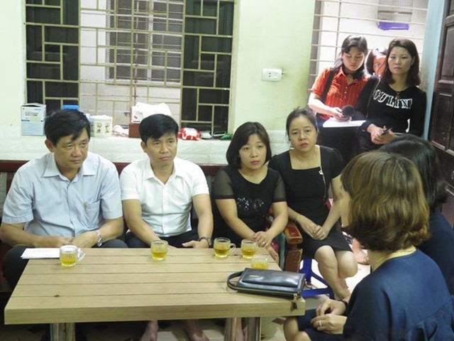 L&atilde;nh đạo Sở GD&ĐT H&agrave; Nội thăm hỏi gia đ&igrave;nh nạn nh&acirc;n Trần Thị Quỳnh. Ảnh: B&aacute;o Kinh tế Đ&ocirc; thị.
