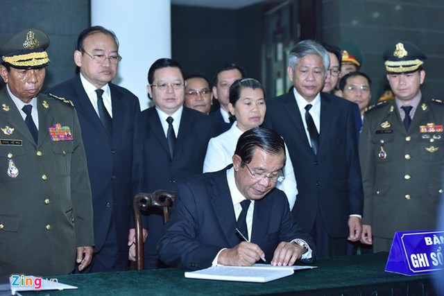 Thủ tướng Campuchia Hun Sen ghi sổ tang. Ảnh: Zing