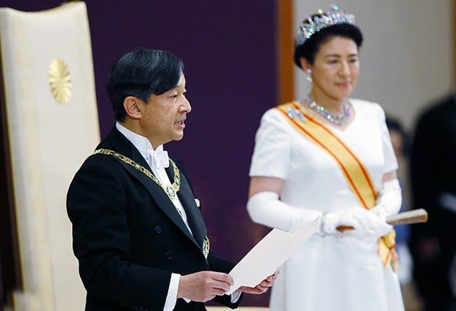 Nhật hoàng Naruhito và Hoàng hậu Masako trong lễ đăng cơ hôm 1/5. Ảnh: EPA.