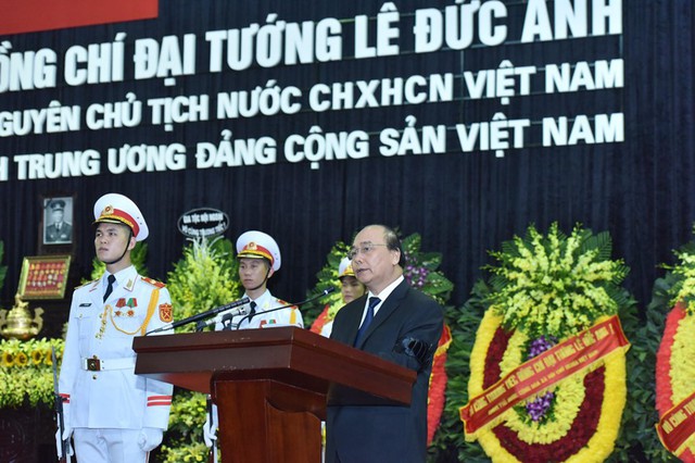 Thủ tướng Nguyễn Xu&acirc;n Ph&uacute;c đọc điếu văn tiễn biệt cố Chủ tịch nước L&ecirc; Đức Anh.