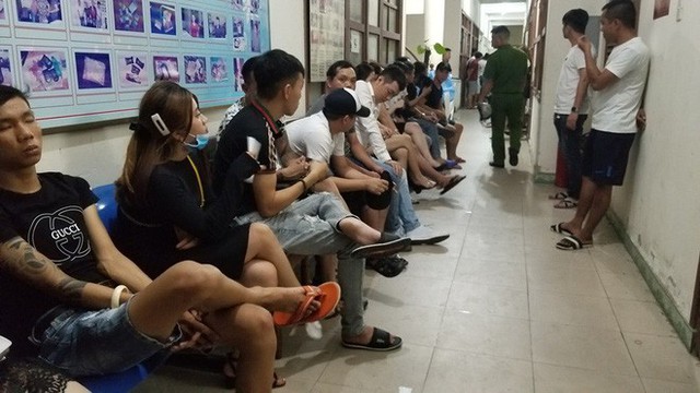 Các dân chơi được đưa về trụ sở Công an quận Hải Châu để test nhanh chất ma túy.