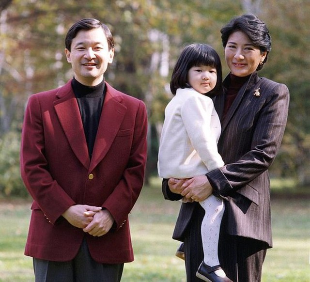 Vợ chồng Naruhito và Masako cùng con gái, Công chúa Aiko, trong vườn nhà năm 2004. Ảnh: Reuters.