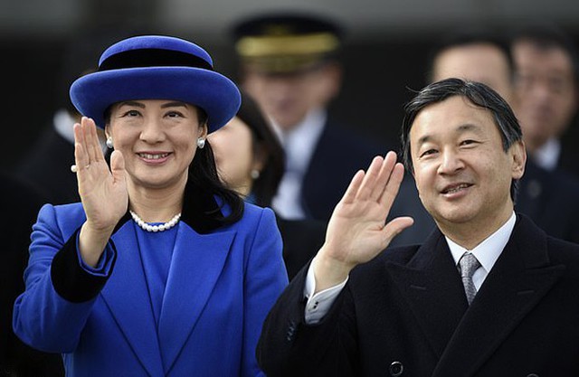 Vợ chồng Naruhito và Masako ở sân bay Haneda, Tokyo, năm 2016. Ảnh: EPA.