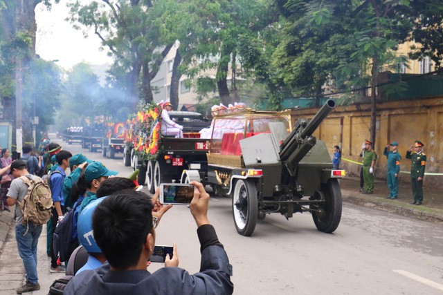 Công an, bộ đội và người dân hai bên đường tiễn đưa linh cữu nguyên Chủ tịch nước Lê Đức Anh khi linh xa rời Nhà tang lễ. Ảnh: Hà Linh