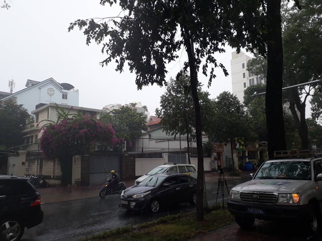 
Cơn mưa tại khu nhà riêng nguyên Chủ tịch nước Lê Đức Anh. Ảnh: Nguyễn Khoát
