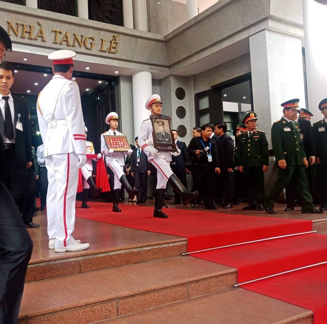 Di ảnh và linh cữu của Đại tướng Lê Đức Anh được đưa ra ngoài Nhà tang lễ. Ảnh: Lê Bảo