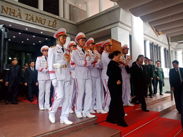 Thủ tướng Nguyễn Xuân Phúc và Chủ tịch Quốc hội Nguyễn Thị Kim Ngân đưa linh cữu nguyên Chủ tịch nước Lê Đức Anh. Ảnh: Lê Bảo