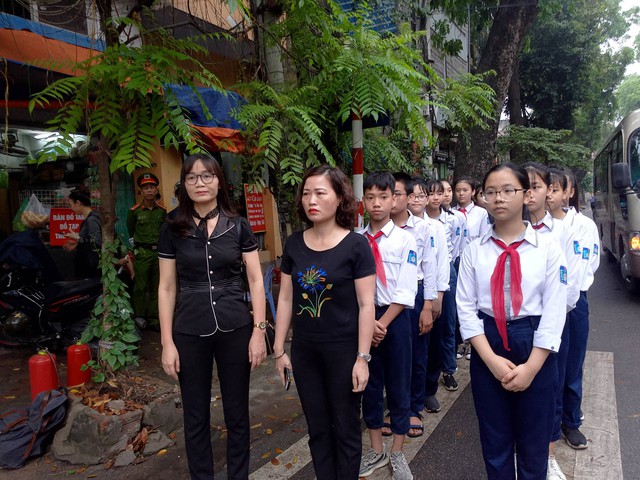 Cô trò trường Trung học cơ sở Lương Yên - quận Hai Bà Trưng - Hà Nội vào viếng Đại tướng Lê Đức Anh. Ảnh: Lê Bảo