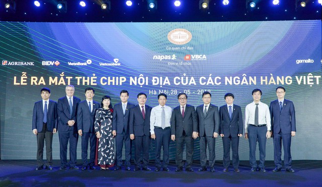 
Đại diện Ban Lãnh đạo Vietcombank: ông Đào Minh Tuấn – Chủ tịch Hội thẻ Ngân hàng Việt Nam, Phó Tổng Giám đốc (thứ 6 từ trái sang) và ông Thomas William Tobin – Giám đốc Khối Bán lẻ (thứ 2 từ trái sang)chụp ảnh cùng các đại biểu tại sự kiện
