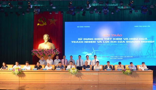 
60 doanh nghiệp trên địa bàn tỉnh Hưng Yên đã ký Thỏa thuận thực hiện chương trình điều chỉnh phụ tải năm 2019 và các năm tiếp theo
