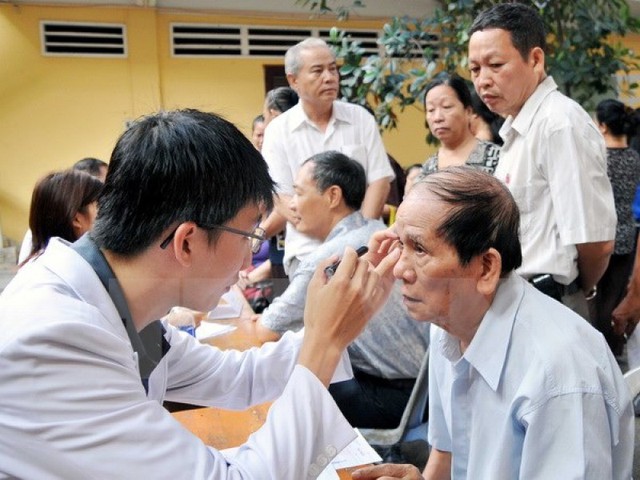 
Người cao tuổi phải đối mặt với nhiều bệnh lý về mắt, gây khó khăn trong sinh hoạt hàng ngày và làm giảm chất lượng cuộc sống. Ảnh minh họa
