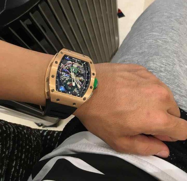 
Trên tay Minh Nhựa là chiếc đồng hồ Richard Mille RM-01 trị giá khoảng 2 tỷ dồng, đủ mua 1 căn hộ ở thành phố.
