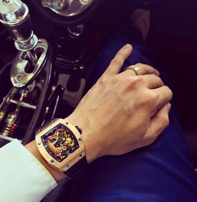 
Đầu tháng 5/2017, đại gia Minh Nhựa bất ngờ khoe hình ảnh tay đeo chiếc đồng hồ đắt giá cạnh khoang lái của chiếc siêu xe Pagani Huayra.
