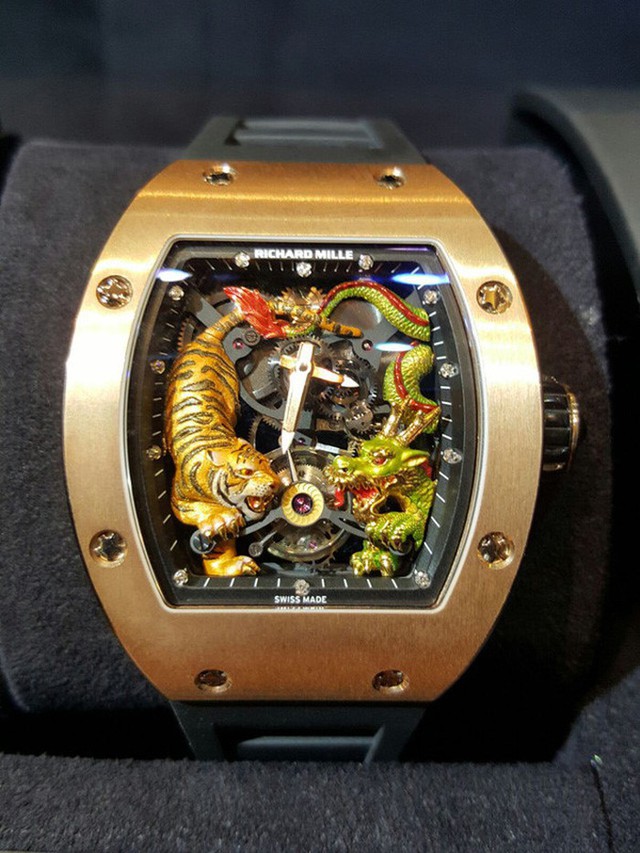 Chiếc đồng hồ này có mức giá niêm yết chính hãng lên tới 18 tỷ đồng và chỉ được sản xuất 20 chiếc tương tự trên toàn thế giới.