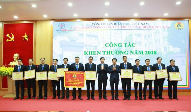 
EVNNPT OK1: Các đồng chí lãnh đạo EVNNPT, Công đoàn Điện lực Việt Nam, Công đoàn EVNNPT trao tặng Cờ thi đua, Bằng khen, Giấy khen cho các tập thể, cá nhân có thành tích xuất sắc trong công tác Công đoàn năm 2018.
