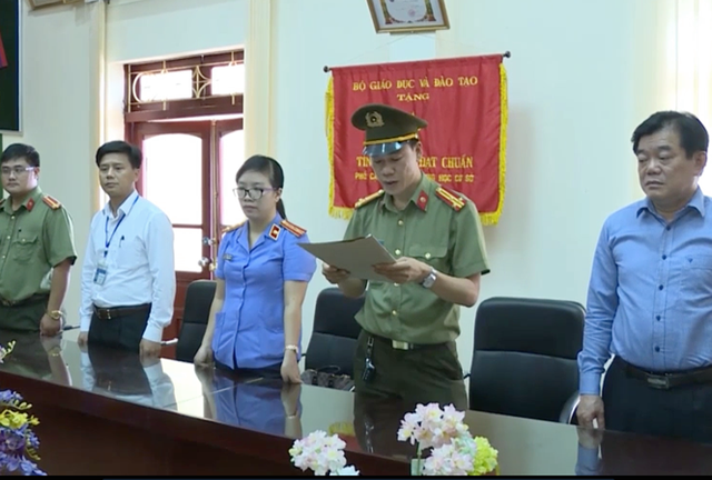 
Ông Hoàng Tiến Đức, Giám đốc Sở GD&ĐT tỉnh Sơn La (bên phải ảnh) được triệu tập để làm rõ một số vấn đề liên quan đến vụ gian lận thi cử. Ảnh: Cơ quan công an cung cấp
