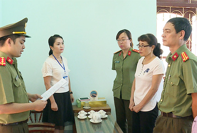 
Cơ quan điều tra đọc lệnh khởi tố bị can Nguyễn Thị Hồng Nga.
