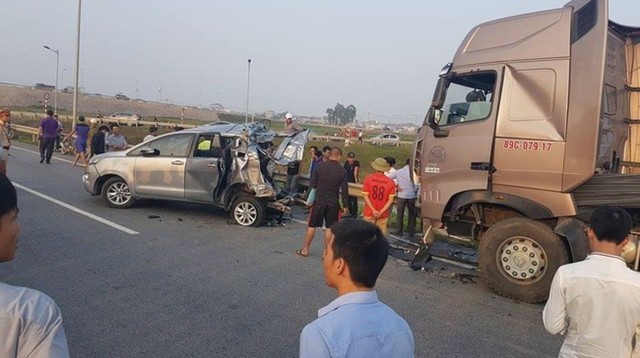 Hình ảnh vụ xe container tông xe Innova lùi xe trên cao tốc, khiến 4 người chết và 6 người khác bị thương, xảy ra vào tháng 5/2018, gây rúng động dư luận.