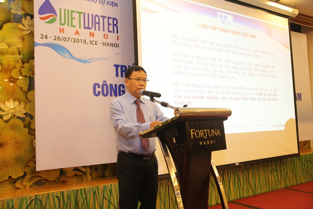 Phó Chủ tịch kiêm Tổng thư ký Hội Cấp thoát nước Việt Nam Nguyễn Hồng Tiến phát biểu tại buổi họp báo.
