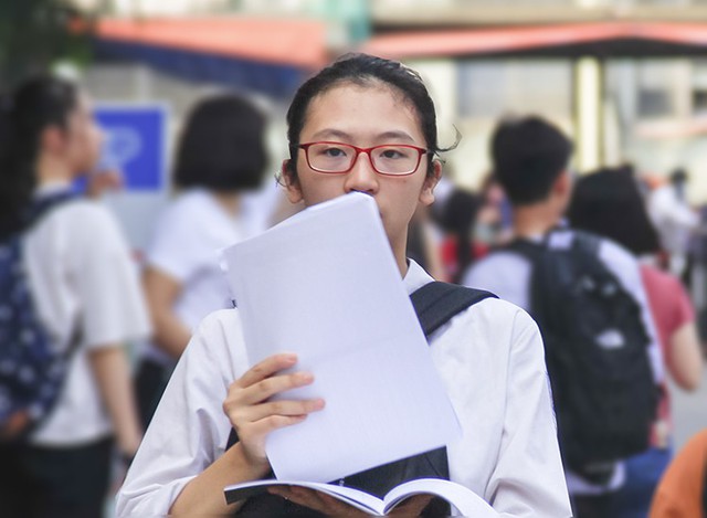 Thí sinh thi vào lớp 10 trường THPT Chuyên Ngoại ngữ hôm 26/5. Ảnh: D.T