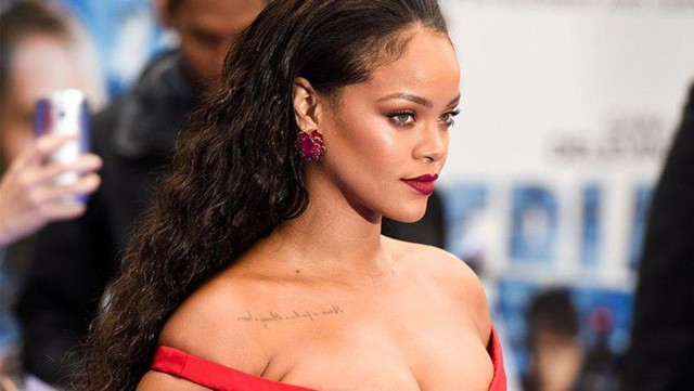 
Trước khi tiết lộ mình đã sống tại London trong một năm, Rihanna đăng những bức hình, video về sinh hoạt của cô trong ngôi nhà lên mạng xã hội. Nữ ca sĩ có khối tài sản được ước tính khoảng 260 triệu USD chia sẻ rằng cô đang học cách tận hưởng những điều đơn giản trong cuộc sống. Ảnh: Getty. 





Biệt thự 4 tầng, nằm gần trung tâm London được Rihanna thuê với giá 16.000 bảng/tuần (hơn 20.000 USD ) từ tháng 5/2018. Ảnh: Zoopla.







Bất động sản bao gồm 7 phòng ngủ, 5 phòng tắm, phòng gym, khuôn viên sân vườn xinh đẹp, hệ thống sưởi dưới sàn nhà, và nhiều nơi để đậu xe ngoài đường. Tiện ích ở đây còn bao gồm cả các nhân viên bảo vệ và quản gia. Ảnh: Daily Mail. 







Nguồn tin thân cận với Rihanna chia sẻ với Daily Mail rằng ngôi nhà có mọi thứ mà ngôi sao và đội ngũ của cô cần. Đó là khu vực đặc biệt với những hàng xóm giàu có. Rihanna hài lòng vì không ai ở đây thực sự chú ý đến cô, có lẽ nữ ca sĩ sẽ tiếp tục sống ở biệt thự này thêm một thời gian dài, nguồn tin cho biết thêm. Ảnh: Daily Mail. 







Một trong 7 phòng ngủ của biệt thự. Trong một cuộc phỏng vấn gần đây, Rihanna chia sẻ rằng cô yêu cuộc sống ẩn danh tại một thành phố lớn như London. Ảnh: Daily Mail.







Phòng gym trong biệt thự được trang bị đầy đủ với những thiết bị tập luyện hiện đại, tân tiến. Ảnh: Zoopla.







Phòng ăn rộng lớn. Rihanna đã đăng tải một số clip lên trang Instagram cá nhân về việc ăn uống và vui chơi của cô cùng bạn bè nơi nhà bếp, phòng ăn tại biệt thự này. Ảnh: Zoopla.







Phòng khách, nơi lý tưởng để Rihanna thư giãn cùng bạn bè. Biệt thự ở London cũng là địa điểm phù hợp cho nữ ngôi sao có thể thường xuyên tới Paris để làm việc, hợp tác với LVMH - tập đoàn thời trang cao cấp lớn nhất thế giới. Ảnh: Zoopla. 







Hiên nhà đón nắng được lát gỗ và bao quanh bởi bãi cỏ được cắt tỉa chu đáo. Nhiều người hâm mộ Rihanna đã bày tỏ sự bất ngờ trên mạng xã hội khi biết cô đã sống tại London trong 12 tháng qua. Ảnh: Zoopla.


