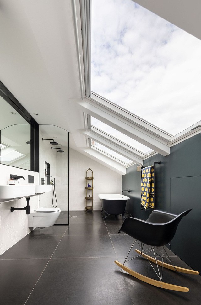 
Phòng tắm hiện đại với màu đen và trắng kết hợp với giếng trời tạo ra khoảng không thị giác lớn.
