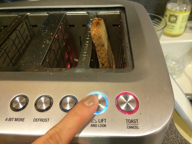 
13. Nếu bạn không có một máy nướng bánh mì trong suốt, máy nướng bánh mì này có nút nâng và nhìn trực tuyến để bạn có thể kiểm tra tiến trình nướng bánh.
