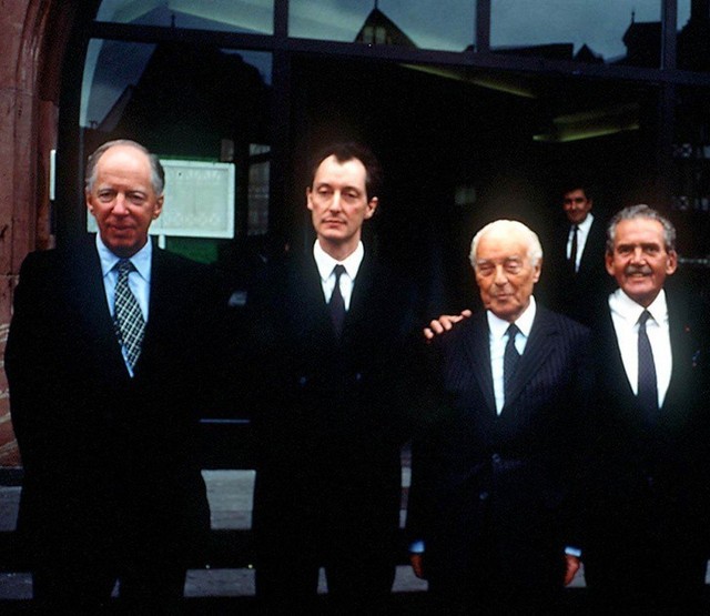 Kỷ niệm 200 năm xây dựng đế chế. Từ trái sang: Jacob Rothschild, Amschel Rothschild, Guy de Rothschild, và Edmond de Rothschild