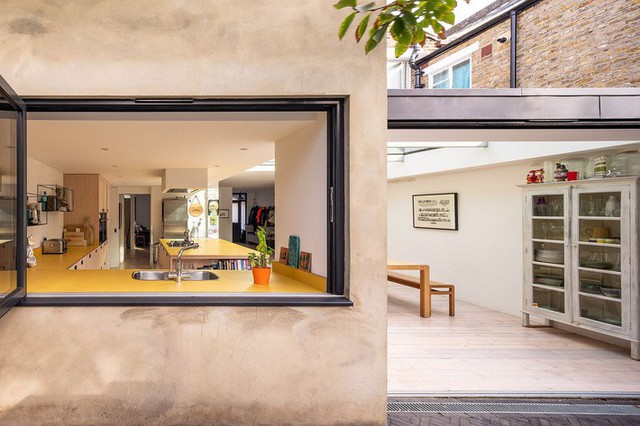 
Cửa sổ bằng kính lớn giúp kết nối nhà bếp và khu vực ăn uống với bên ngoài.
