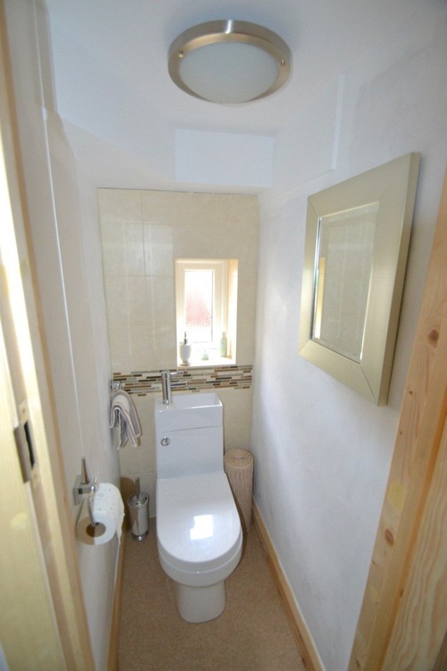 
WC được tận dụng dưới gầm cầu thang.
