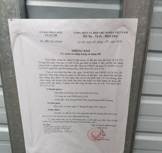 Văn bản thông báo của UBND xã Lệ Chi dán tại vị trí kiểm tra hiện trạng sử dụng đất.