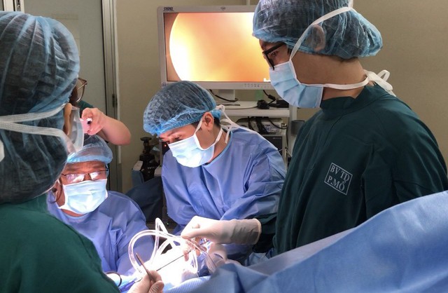 
Các bác sĩ thực hiện phẫu thuật tạo ống âm đạo cho nữ bệnh nhân. Ảnh: BVCC
