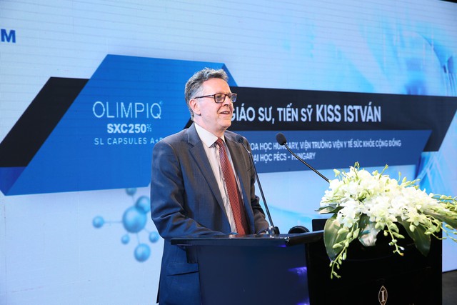 
Giáo sư, Tiến sỹ Kiss István, Tiến sỹ tại Viện Khoa học Hungary - Viện trưởng Viện Y tế Sức khoẻ Cộng đồng của Trường Y thuộc Đại học Pécs (Hungary) tại hội thảo Tăng sinh Tế bào gốc Nội sinh
