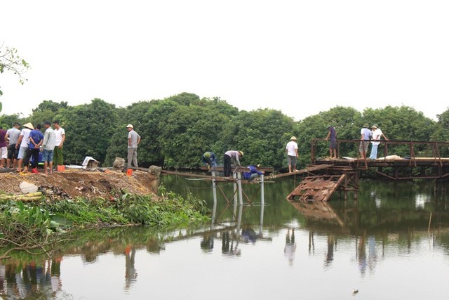 Hiện tại, công việc sửa chữa, gia cổ cầu tạm Bồng Lai đang được người dân tiến hành khẩn trương và khoảng 1 tuần nữa câu cầu tạm sẽ hoàn thành