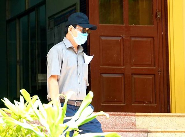 
Ông Nguyễn Hữu Linh khi đến nhận trát của tòa. Ảnh: Thanh niên
