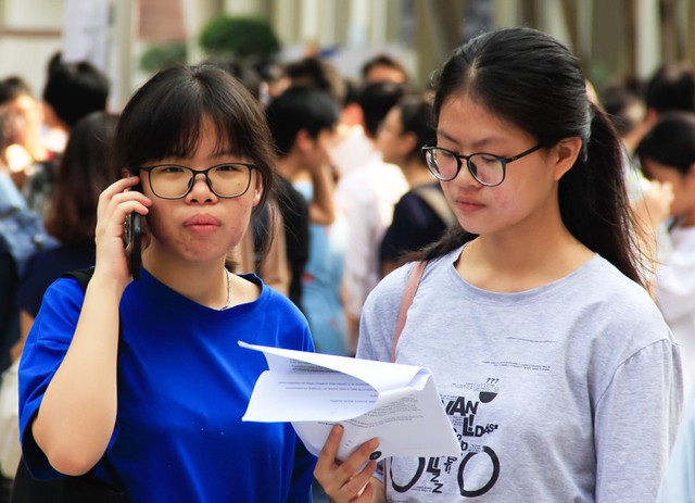 Học sinh thi vào trường THPT Chuyên Ngoại ngữ (Đại học Ngoại ngữ, Đại học Quốc gia Hà Nội) ngày 26/5. Ảnh: Dương Tâm