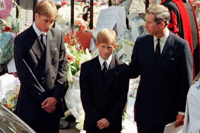 Thái tử Charles và hai con trai William, Harry trong đám tang Công nương Diana năm 1997. Ảnh: UK Press.