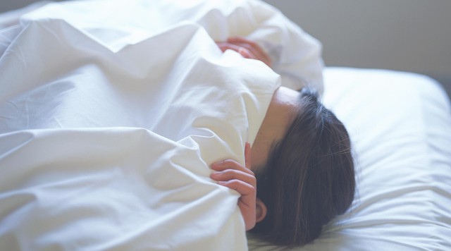 
Bạn có thể bị tổn thương não, ngạt thở, nhiễm vi khuẩn, ngưng thở khi ngủ, kiệt sức do quá nóng nếu có thói quen trùm kín đầu khi ngủ.
