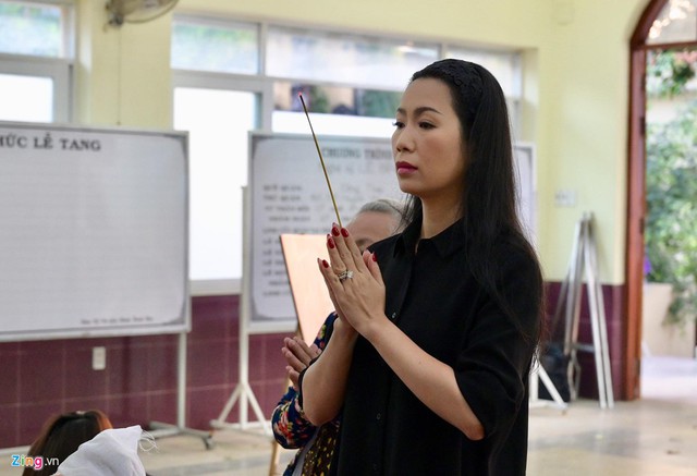 6h sáng ngày 4/5, thi hài nghệ sĩ được đưa đi hoả táng tại nghĩa trang Bình Hưng Hoà. Diễn viên Trịnh Kim Chi và một số nghệ sĩ đến đưa tiễn đàn anh lần cuối.