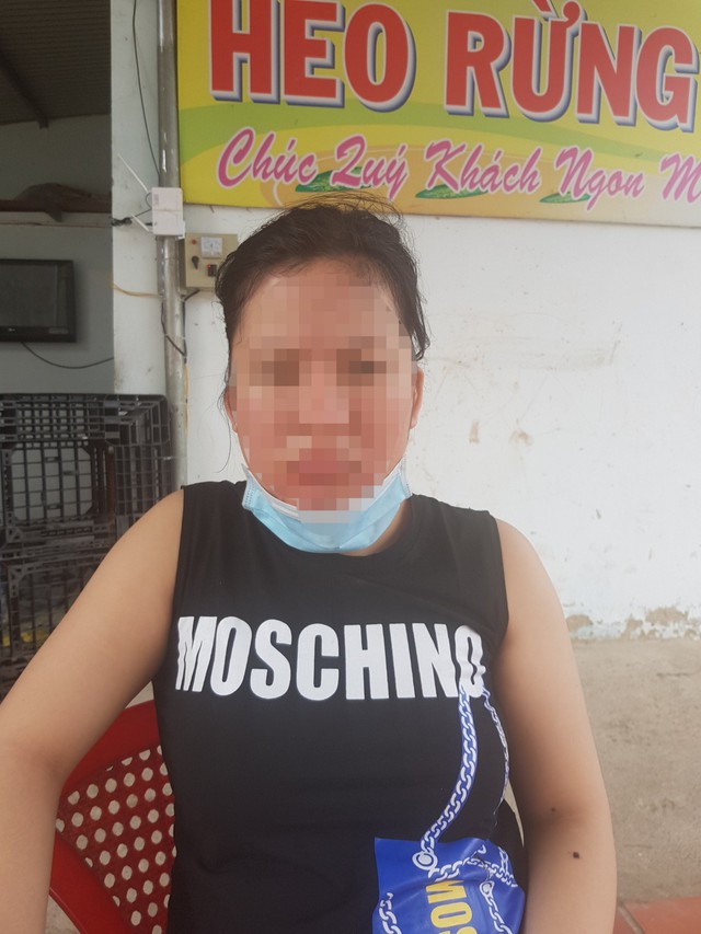 L&uacute;c được c&aacute;c &ldquo;hiệp sĩ&rdquo; giải cứu, tr&ecirc;n mặt chị H. vẫn bị sưng, th&acirc;m do bị đ&aacute;nh