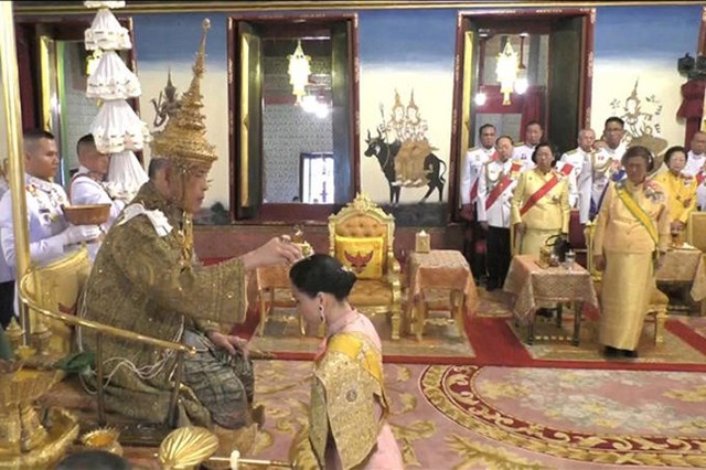 Quốc vương Vajiralongkorn trao vương miện cho Hoàng hậu Suthida trong buổi lễ sáng 4/5. Ảnh: Reuters.