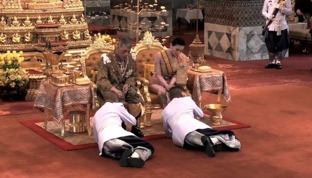 Các cận thần nửa quỳ nửa nằm rạp dưới chân của vua và hoàng hậu Thái Lan trong buổi lễ sáng 4/5. Ảnh: Thailand’s Public Relations Department.